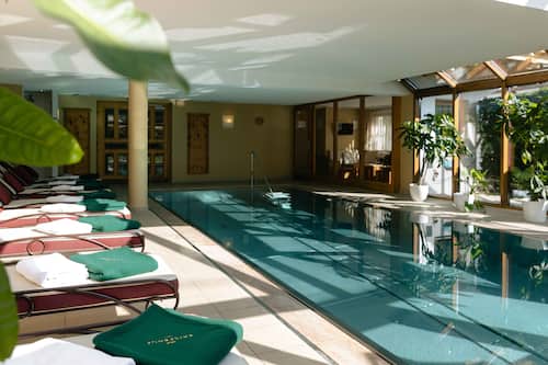 Piscine couverte, chaises longues