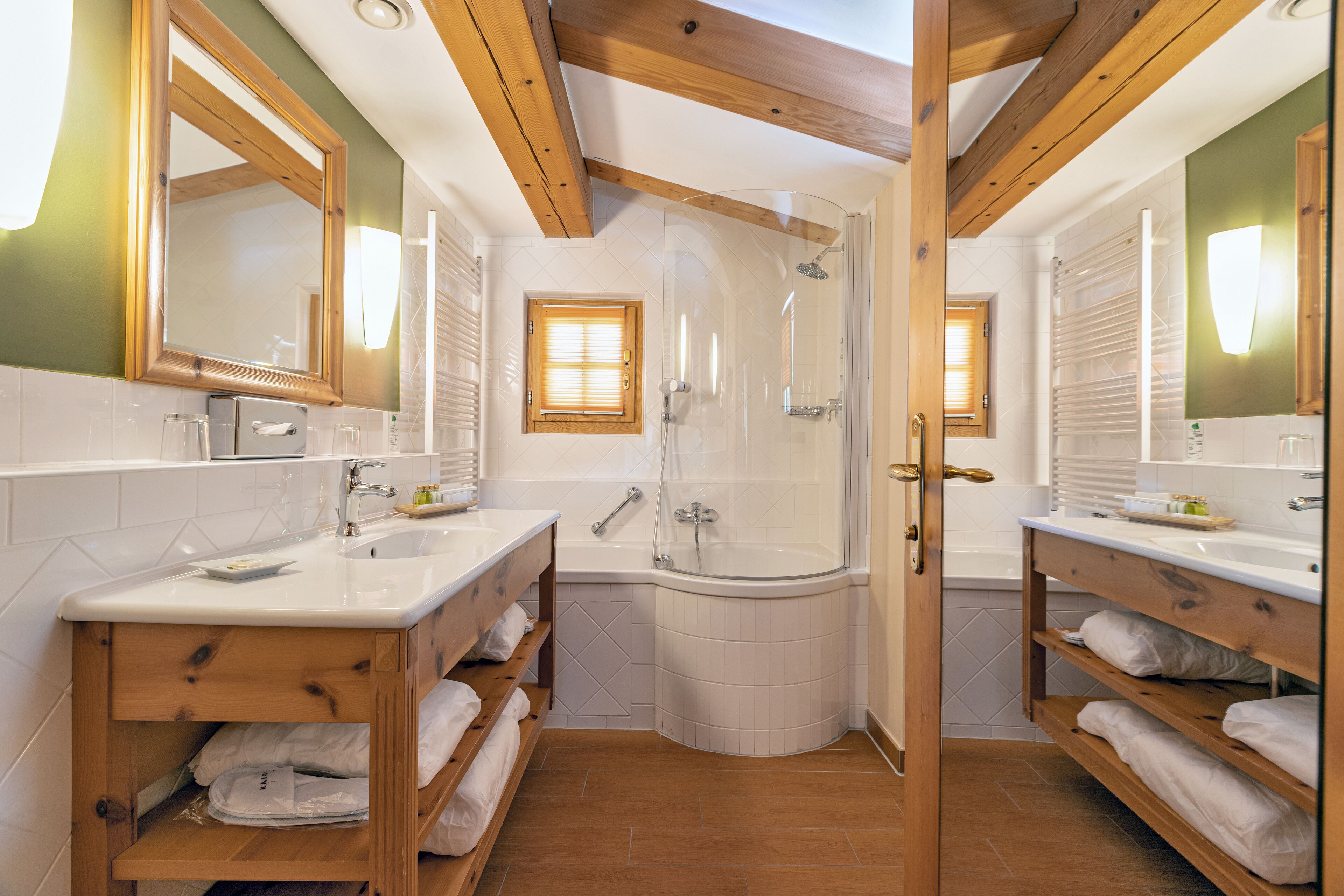 junior suite | bathroom | combined shower/bathtub, spring water bathtub, free toiletries