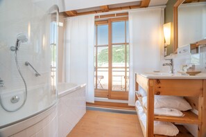 Junior-suite | Badeværelse | Kombination af bruser/badekar, kildevandsbad, gratis toiletartikler