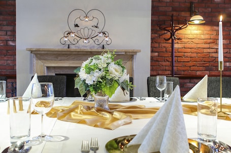 Serves breakfast, lunch, and dinner