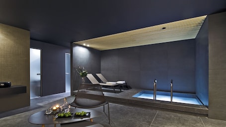 Hot stone massages, deep-tissue massages, sports massages. Hotel Karpatia