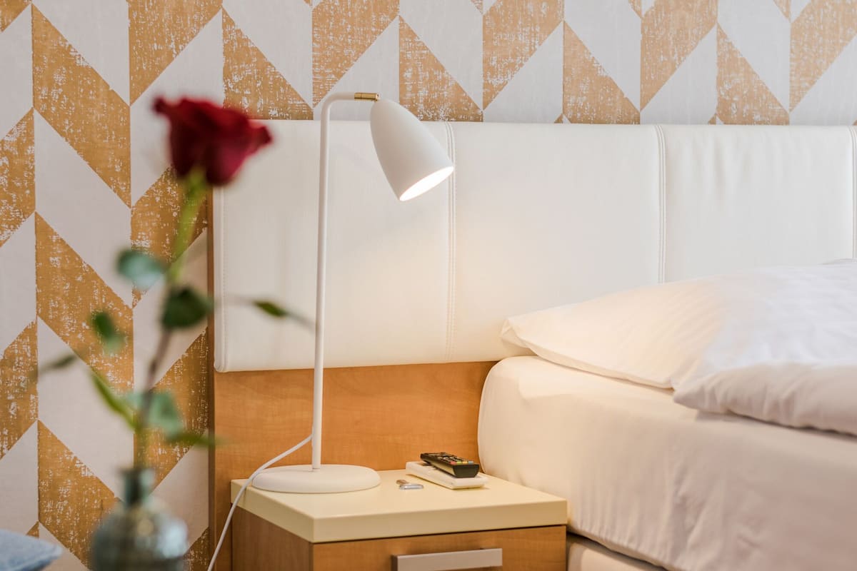 single room | minibar, in-room safe, desk, blackout curtains