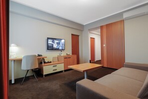 デラックス スイート | ミニバー、セーフティボックス (室内)、デスク、遮光カーテン