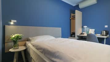 Single Room | Minibar, in-room safe, desk, blackout drapes