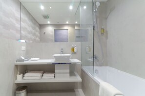 Habitación doble | Baño | Amenidades de baño gratuitas, secadora de cabello, toallas 