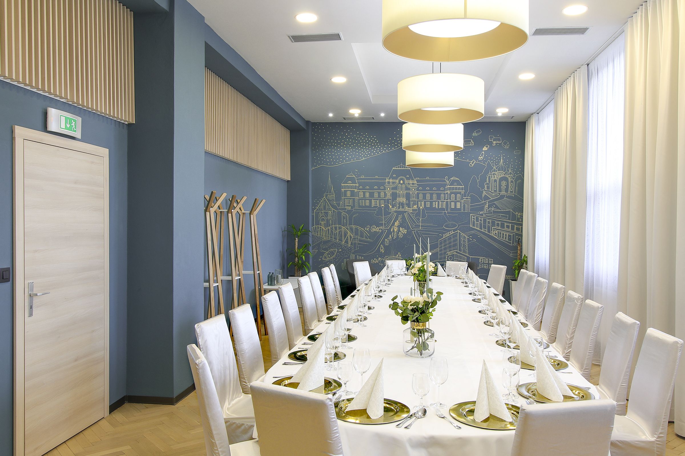 serves breakfast, lunch and dinner