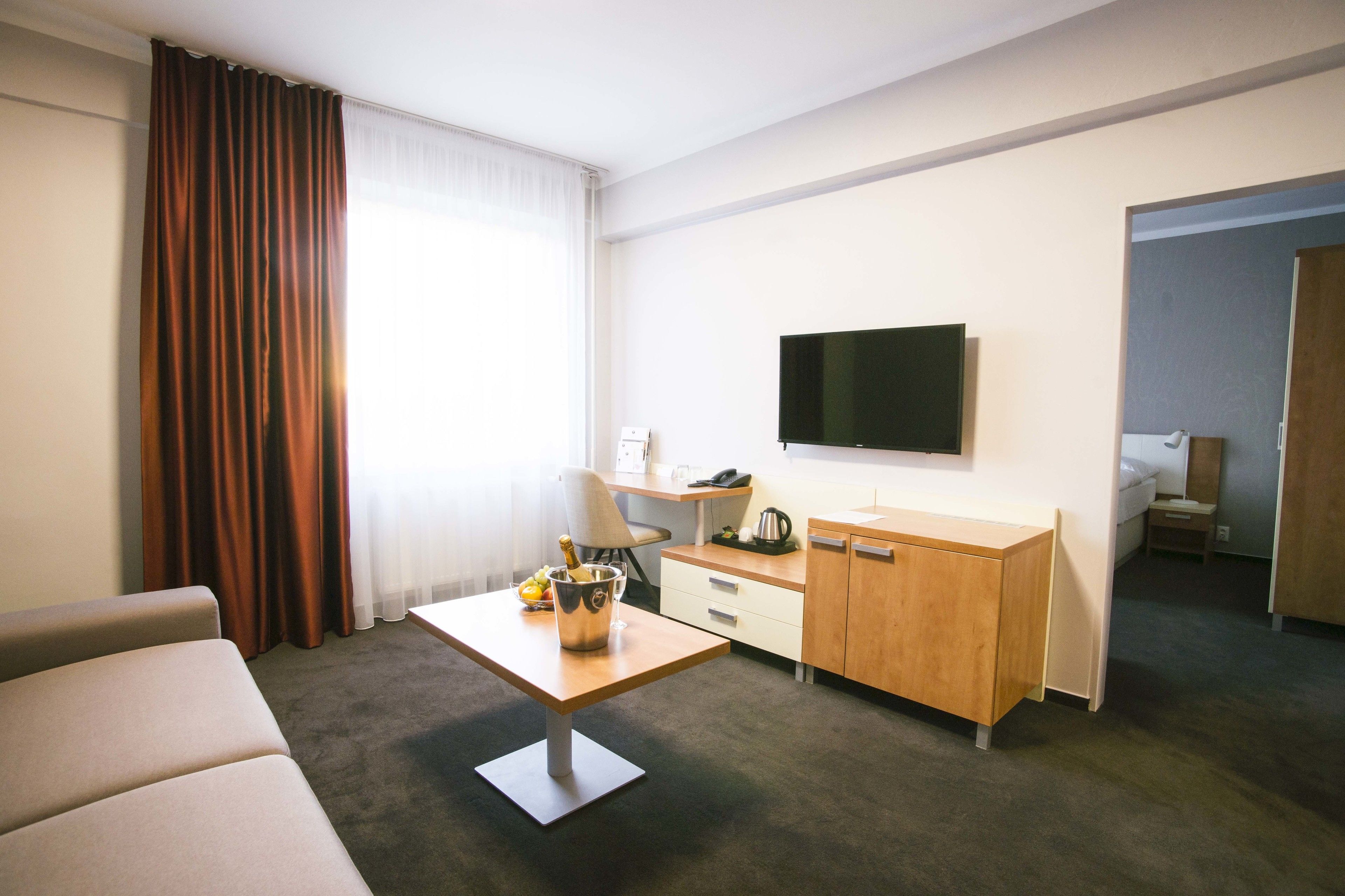 deluxe suite | minibar, in-room safe, desk, blackout curtains
