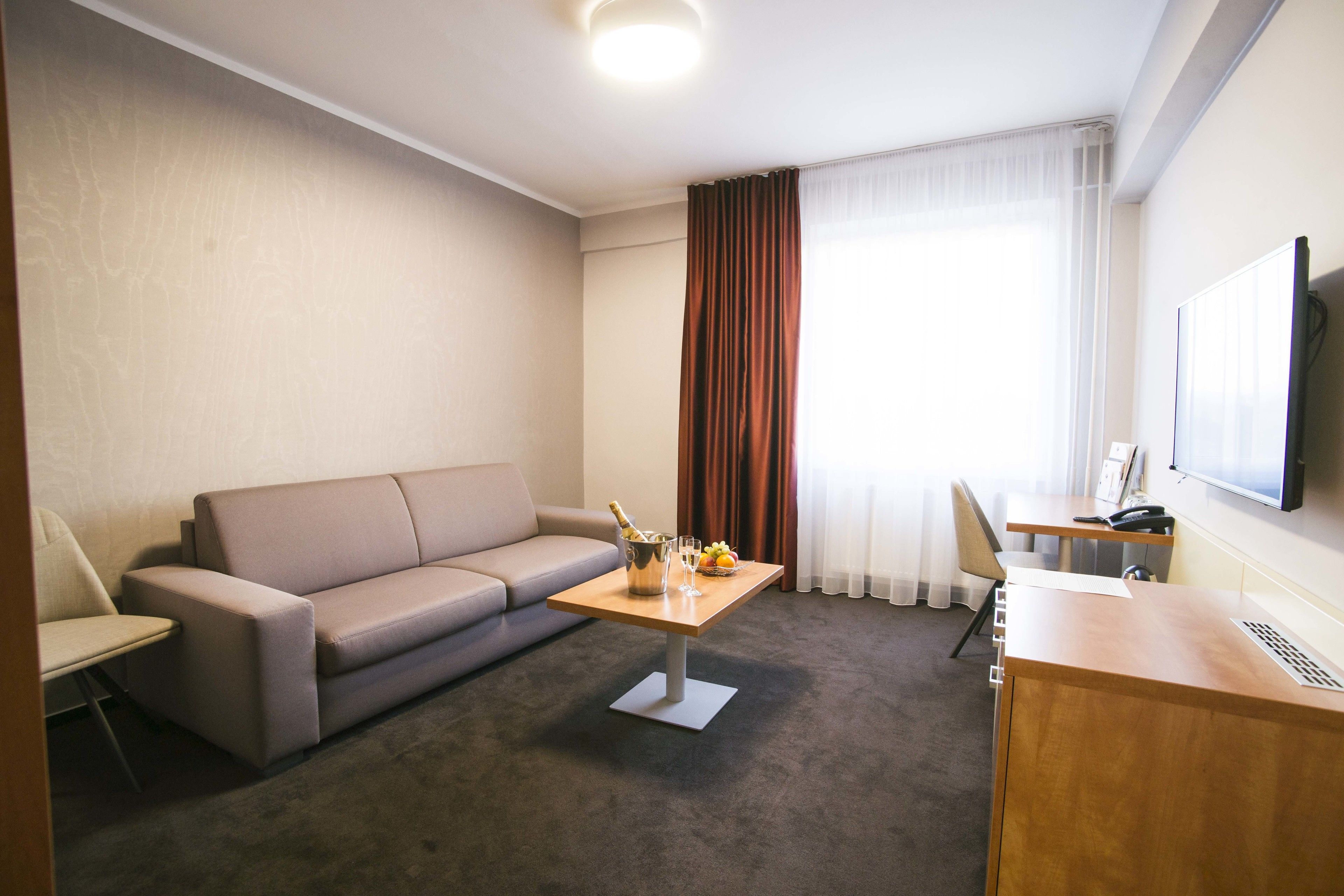 华丽套房 | 迷你吧、客房内保险箱、办公桌、遮光窗帘