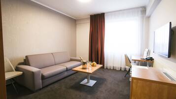 华丽套房 | 迷你吧、客房内保险箱、办公桌、遮光窗帘