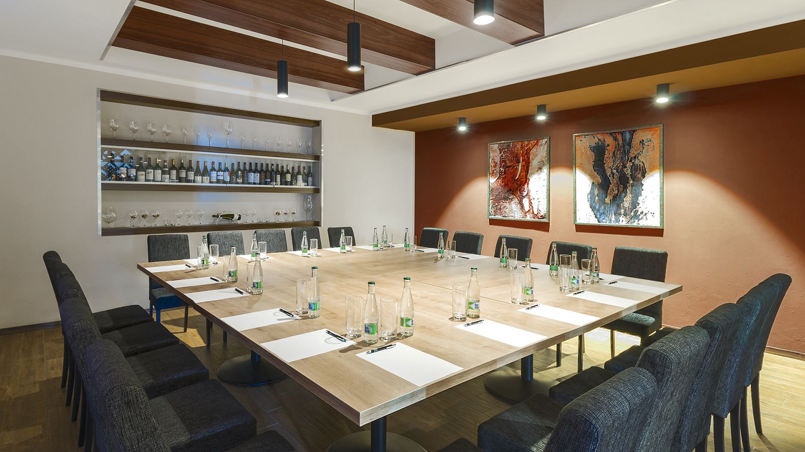 serves breakfast, lunch and dinner