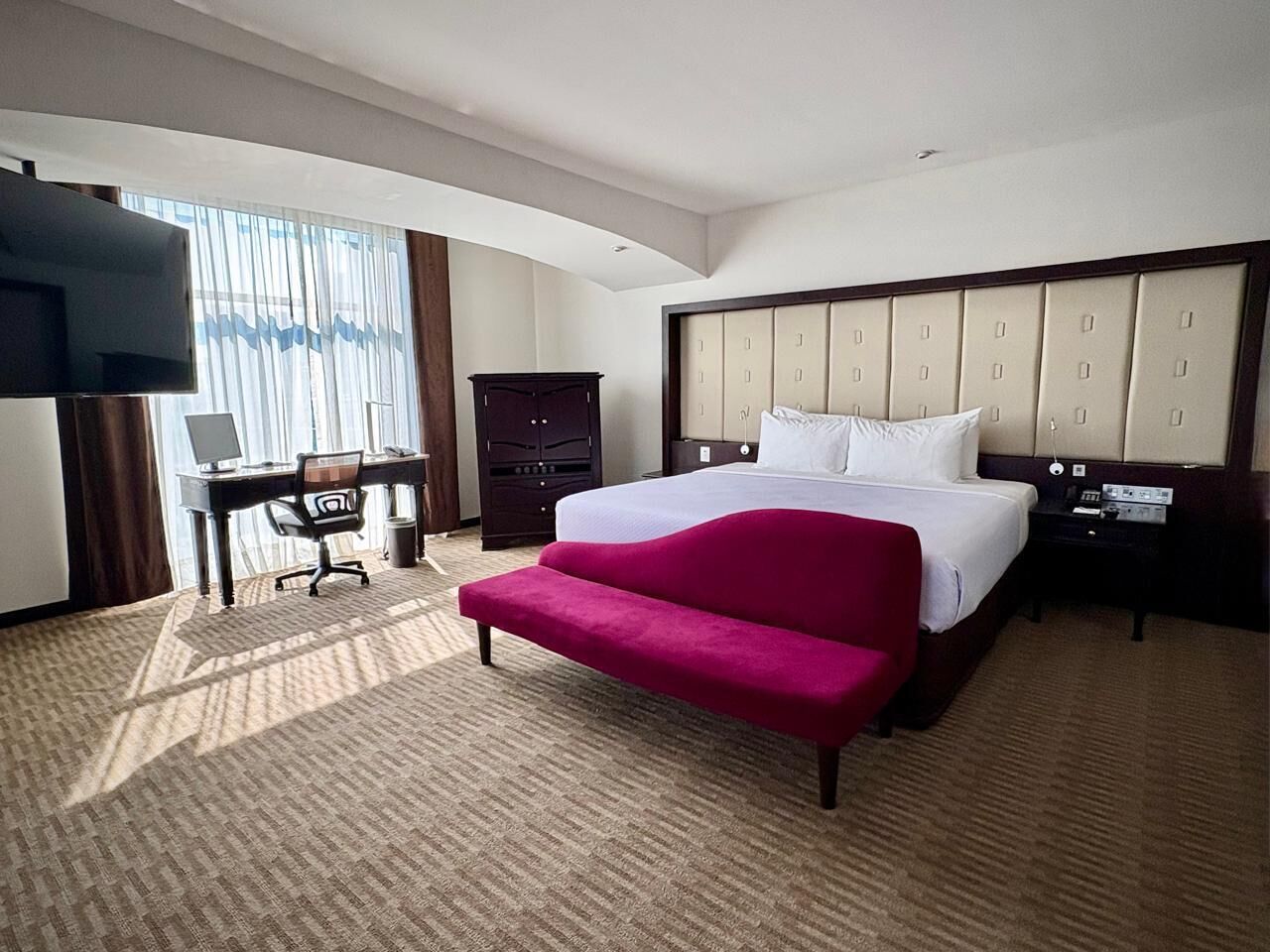 Room, 1 Queen Bed, Non Smoking (Executive Floor) | Down comforters, free minibar, in-room safe, desk