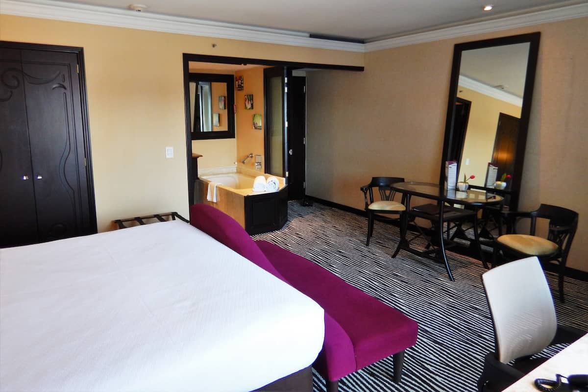 Down duvets, free minibar, in-room safe, desk