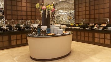 4 restaurantes, se sirven desayunos, comidas, cenas y cocina fusión