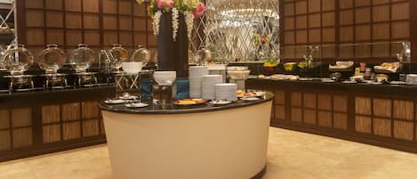4 restaurantes, se sirven desayunos, comidas, cenas y cocina fusión