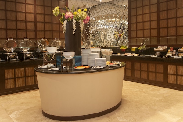 4 restaurants, breakfast, lunch, dinner served; Fusion cuisine