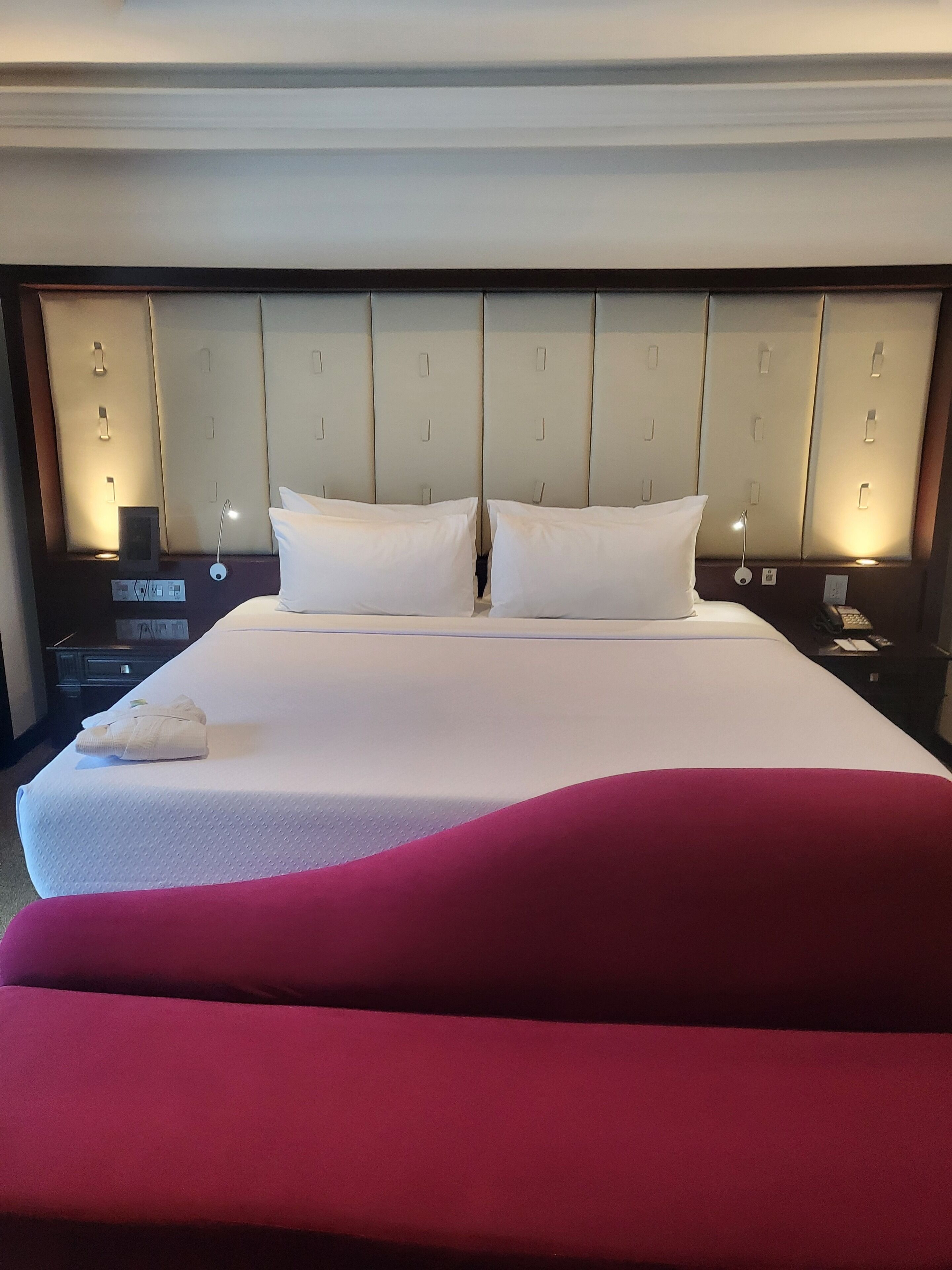 Room, 1 Queen Bed, Non Smoking (Ladies First) | Down comforters, free minibar, in-room safe, desk