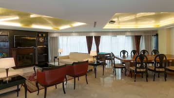 Edredons de pluma, frigobar (abastecido com itens grátis)