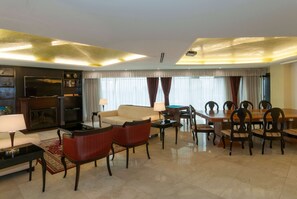 Down comforters, free minibar, in-room safe, desk - BelAir Unique, a Wyndham Hotel (Mexico City)