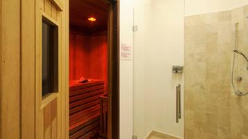 Salas de tratamiento para parejas, sauna y tina de hidromasaje