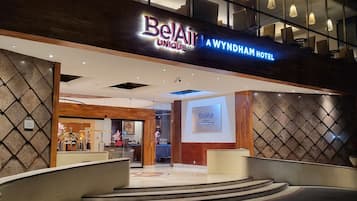 Vista frontal de la propiedad