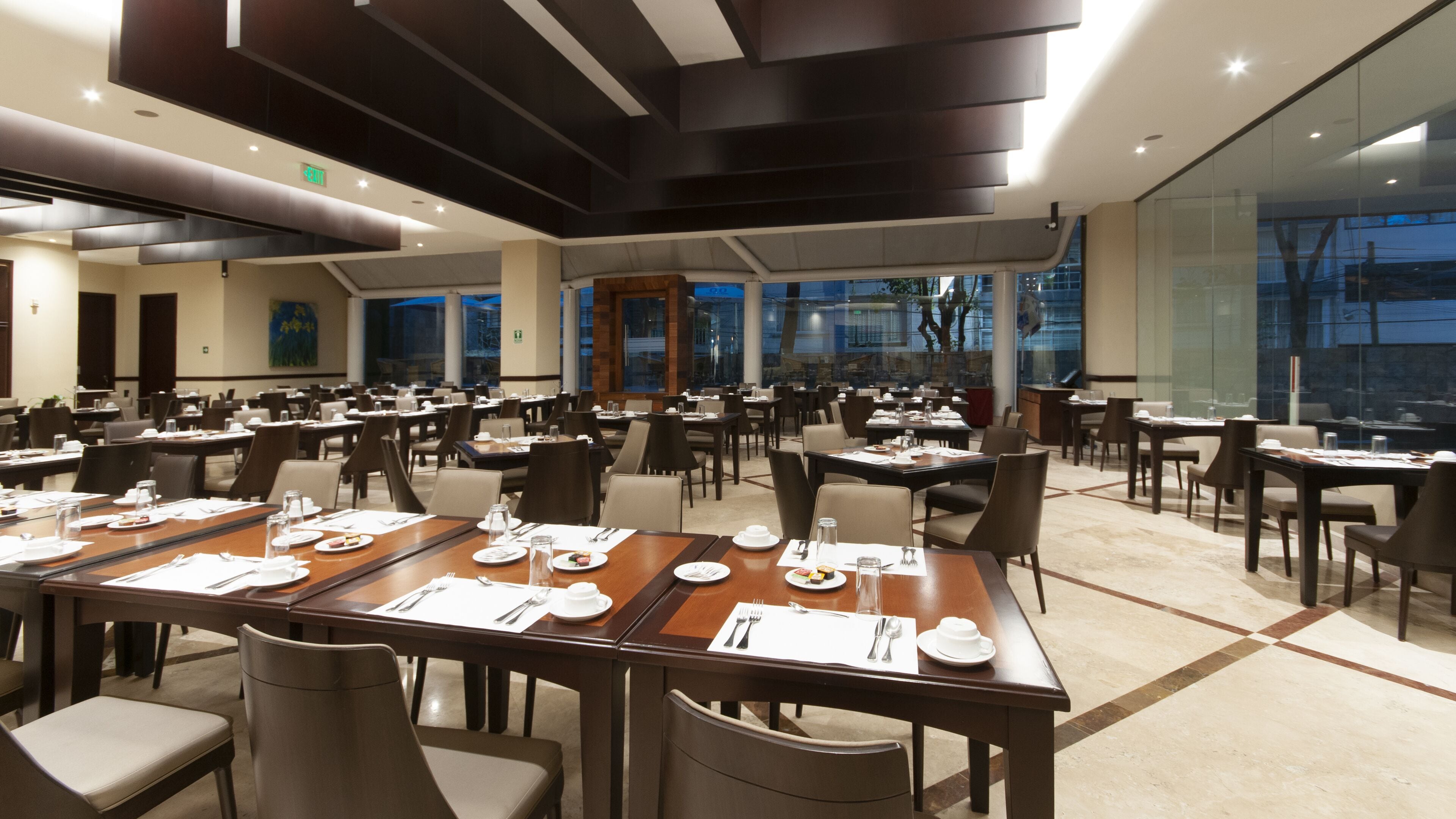 4 restaurants servant le petit déjeuner, spécialités Cuisine fusion