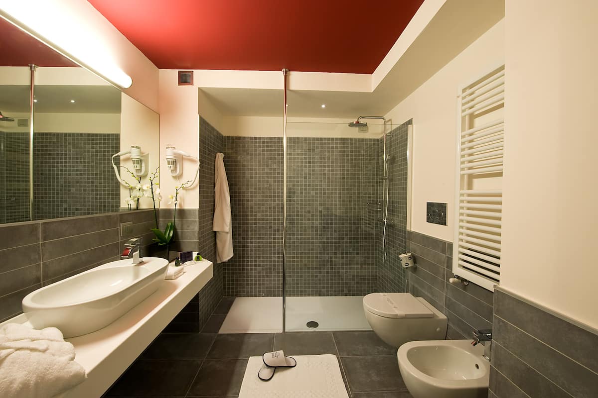 standard room | bathroom | free toiletries, hair dryer, slippers, bidet
