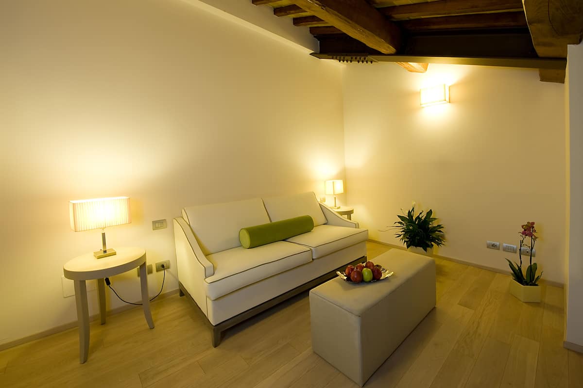 32-inch lcd tv with satellite channels, tv