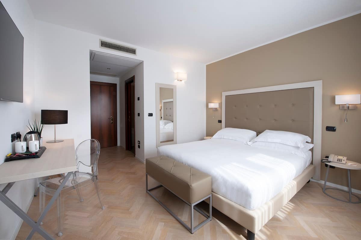 Premium bedding, minibar, in-room safe, desk