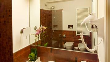Une salle de bain moderne avec un grand miroir, un lavabo et une douche.