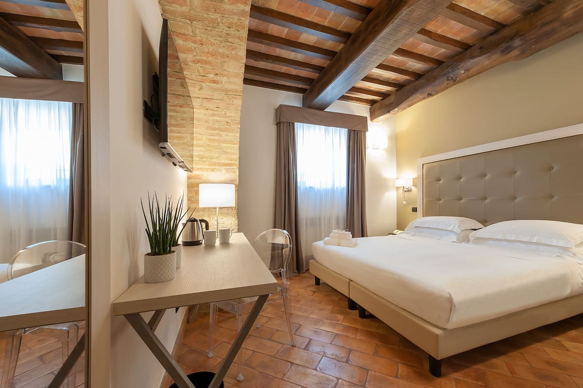 Ropa de cama de alta calidad, minibar, caja fuerte y escritorio