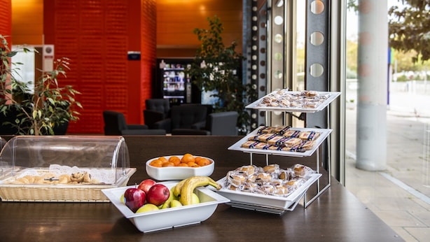 A buffet with various food items and a fruit bowl. - Holiday Inn Express Barcelona - Molins de Rei by IHG (Molins de Rei)