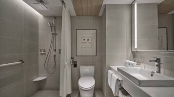 Chambre, 1 très grand lit | Salle de bain