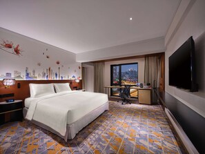 A hotel room with a bed, desk, and TV. - Hilton Garden Inn Guangzhou Tianhe (Guangzhou)