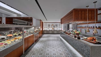 Daily buffet breakfast (CNY 158 per person)