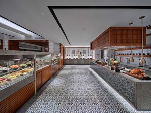 A modern kitchen with a central island, a buffet area, and a patterned floor. - Hilton Garden Inn Guangzhou Tianhe (Guangzhou)