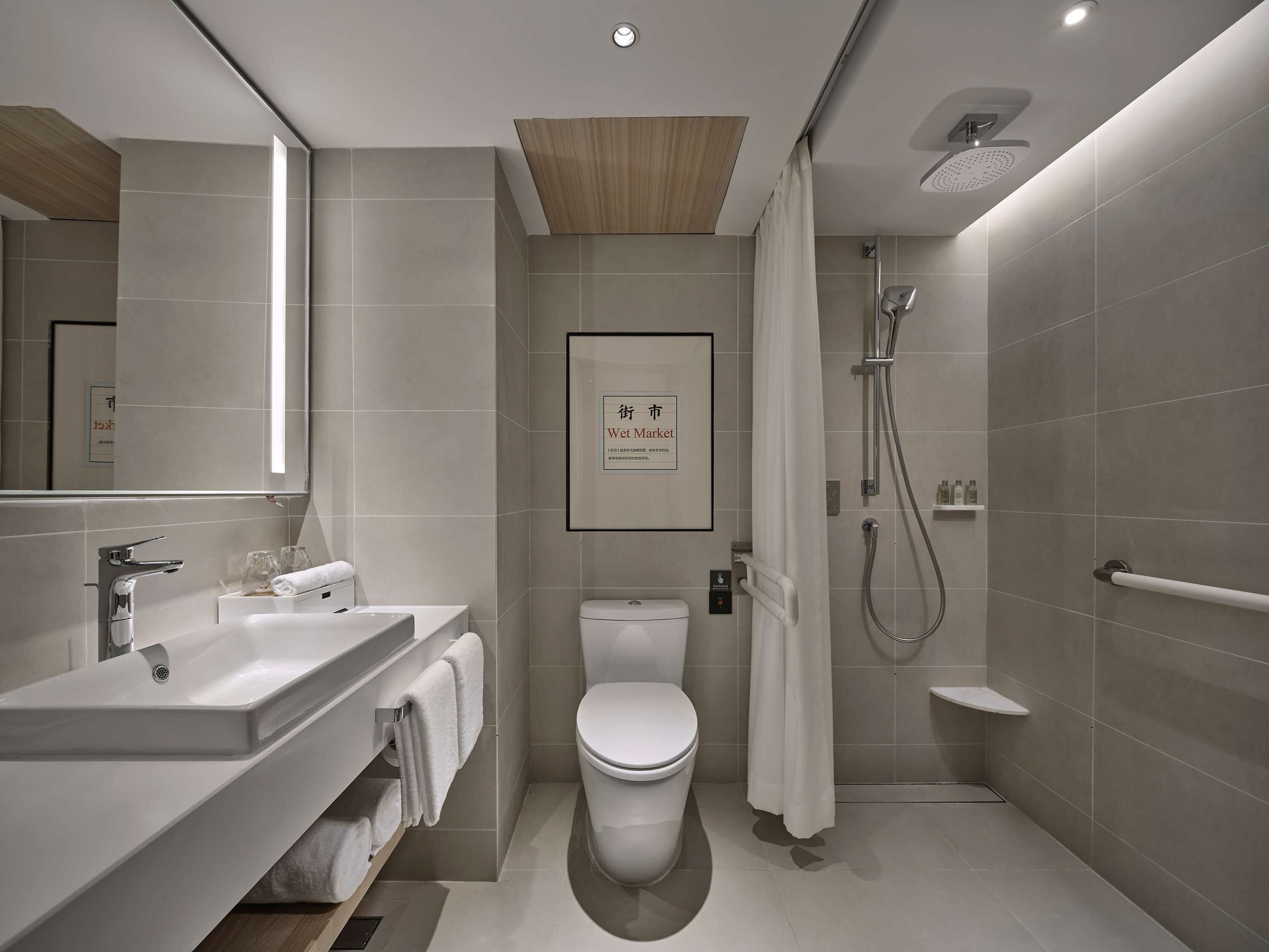 KING ACCESSIBLE ROOM | Bathroom