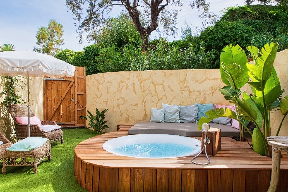 Junior Suite jacuzzi | Premium bedding, minibar, in-room safe, individually decorated