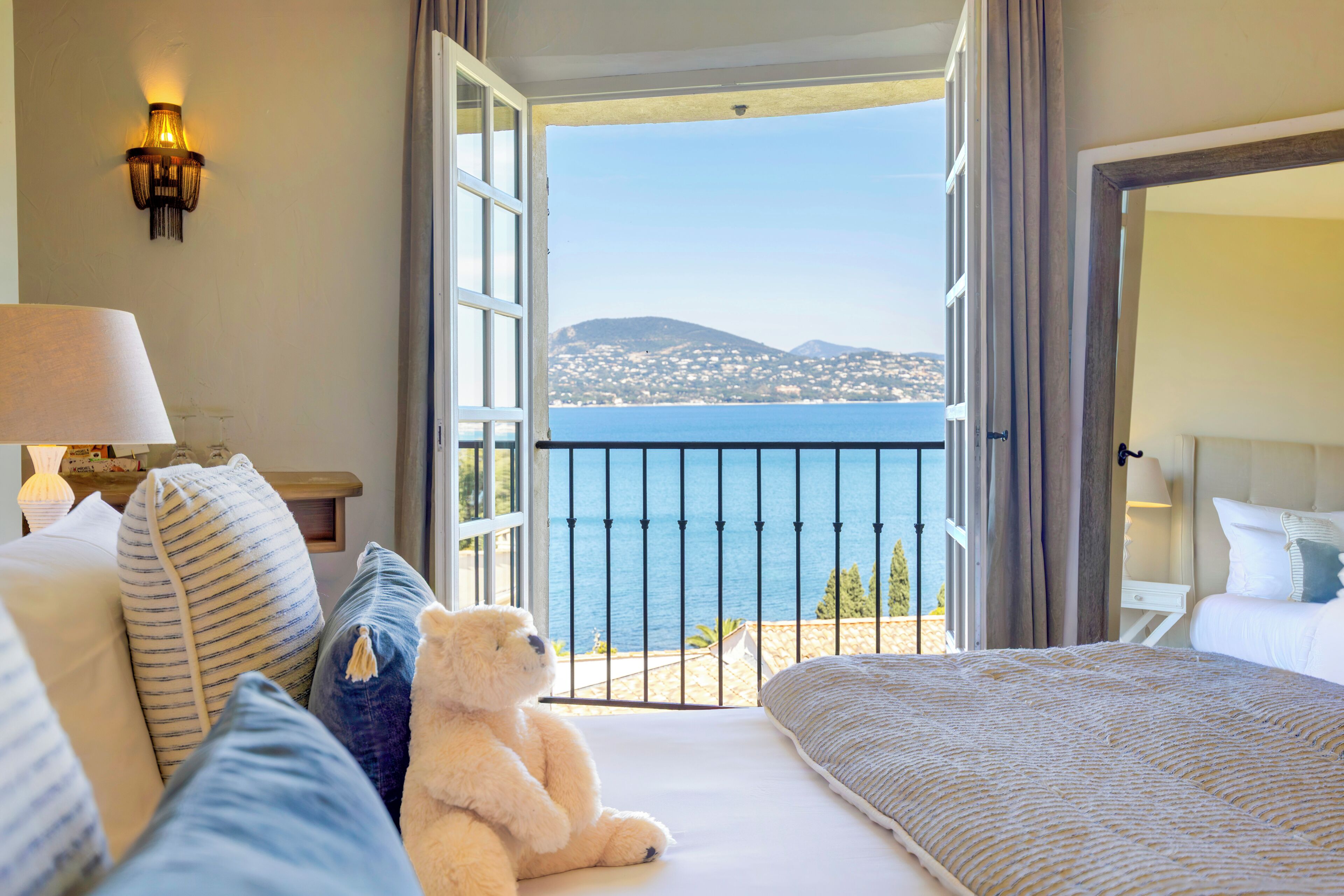 Chambre Deluxe Tour vue mer | Ropa de cama de alta calidad y minibar 