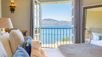 Chambre Deluxe Tour vue mer | Ropa de cama de alta calidad y minibar