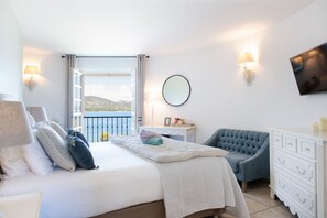 Chambre Deluxe Tour vue mer | Literie de qualité supérieure, minibar, coffres-forts dans les chambres