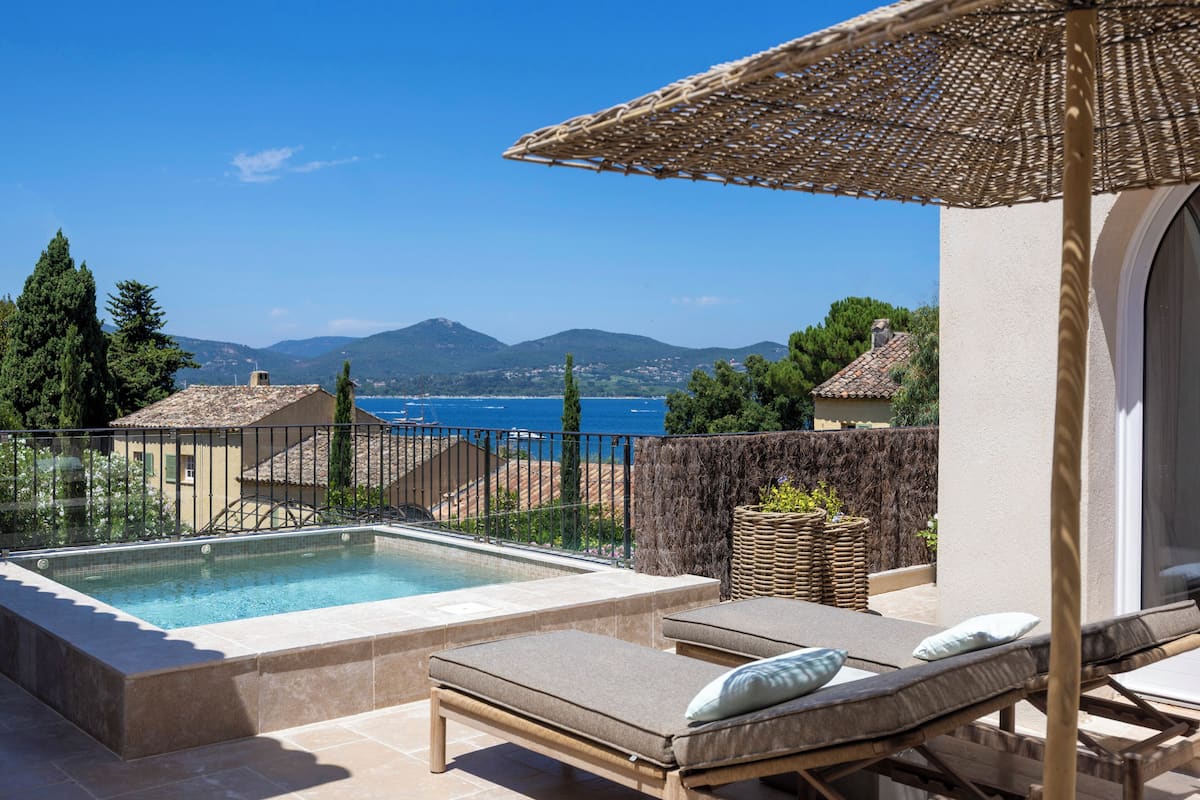 Suite panoramica, vista mare | 1 camera, biancheria da letto di alta qualità, minibar