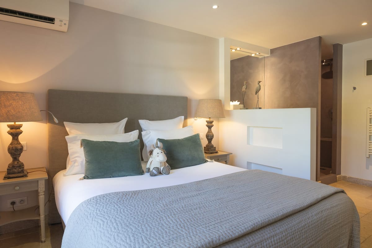Petite Chambre | أغطية فراش متميزة وميني بار وخزنة داخل الغرفة وستائر تعتيم