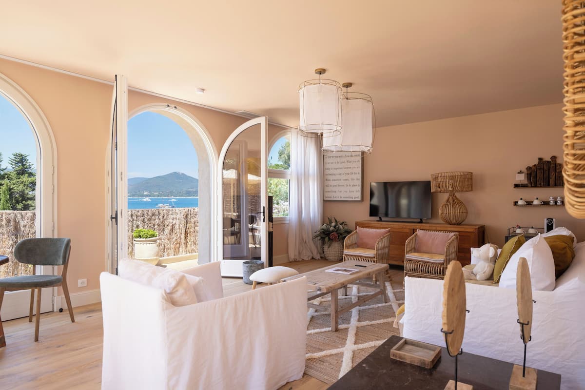 Panoraamasviitti, merinäköala | Ylelliset vuodevaatteet, minibaari, tallelokero huoneessa