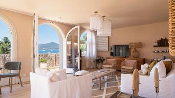 Suite panoramica, vista mare | Biancheria da letto di alta qualità, minibar, una cassaforte in camera