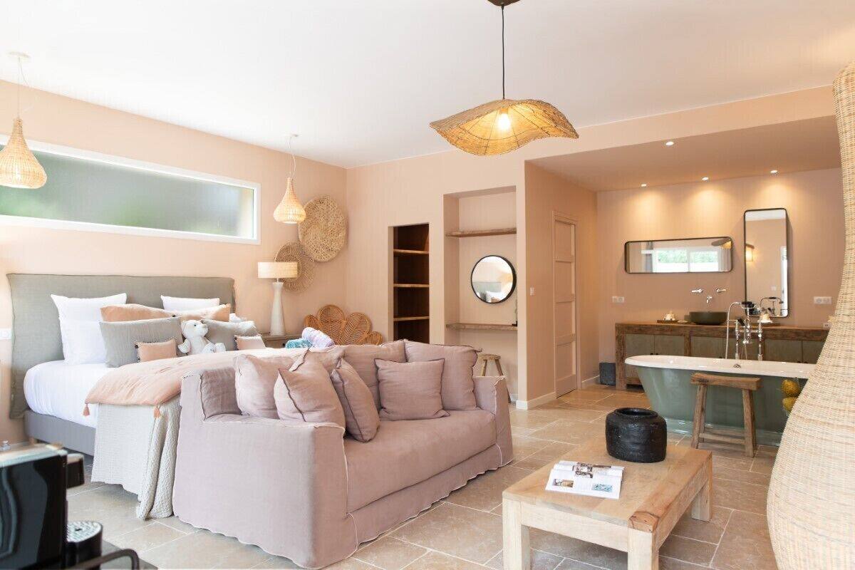 Junior Suite jacuzzi | أغطية فراش متميزة وميني بار وخزنة داخل الغرفة وستائر تعتيم