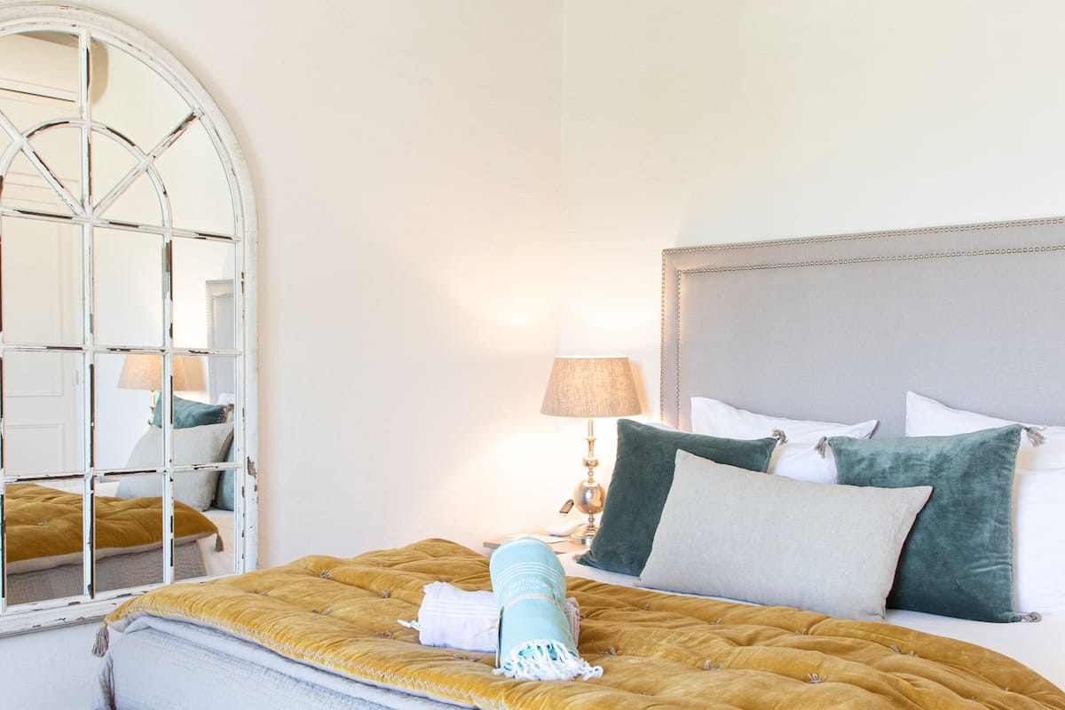 Kahden hengen deluxe-huone, näköala uima-altaalle | Ylelliset vuodevaatteet, minibaari, tallelokero huoneessa