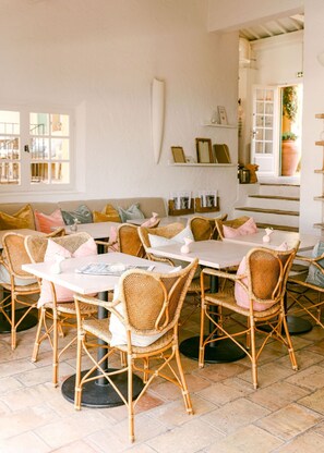 Breakfast and lunch served  - La Bastide D'Antoine (Gassin)