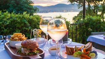Se sirven desayunos y almuerzos; cocina mediterránea; junto a la piscina