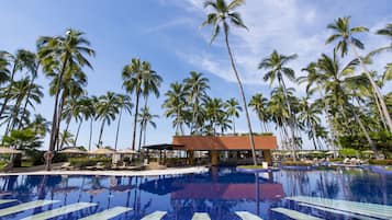 2 piscinas al aire libre (de 08:00 a 20:00), sombrillas, tumbonas