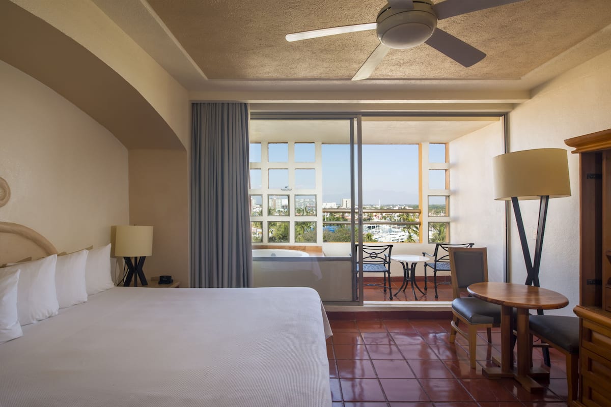 Studio, 1 King Bed, Jetted Tub | In-room safe, iron/ironing board, free cots/infant beds, bed sheets